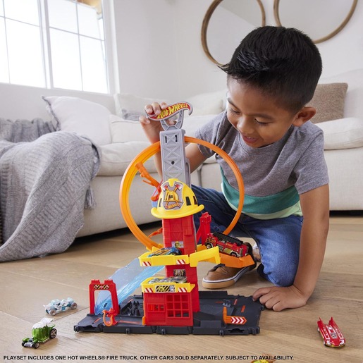 Hot Wheels Toy Car Track Set City Super Loop Fire Station & 1:64 Scale  Firetruck, Connects to Other Sets